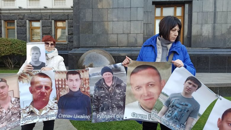 Україно, МИ Є: рідні українських полонених і зниклих без вісті на Донбасі пікетують ОП - матері заявили, що стоятимуть на Банковій 72 години 05 Україно, МИ Є: рідні українських полонених і зниклих без вісті на Донбасі пікетують ОП - матері заявили, що стоятимуть на Банковій 72 години 05