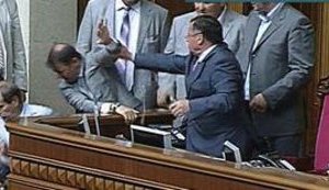 Мартынюк облил Ляшко водой и пригрозил: "Я могу повторить скандал, только с большими последствиями". + ВИДЕО.