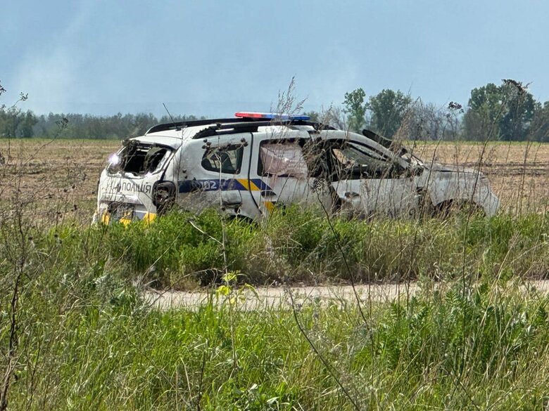 російський дрон атакував автомобіль поліції біля Вовчанська