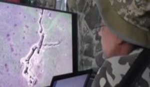 "Окопи нарито, як за підручником. Зрозуміло, що це не шахтарі. Раніше там прапор бойовиків був, а тепер вони триколор підняли", - українські розвідники у Широкине. ВIДЕО