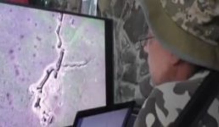 "Окопи нарито, як за підручником. Зрозуміло, що це не шахтарі. Раніше там прапор бойовиків був, а тепер вони триколор підняли", - українські розвідники у Широкине. ВIДЕО