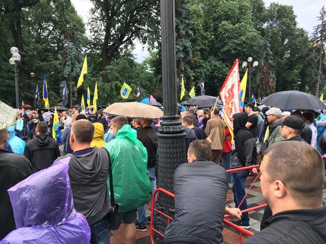 Owners of foreign-registered cars block Kyiv’s government quarter: We demand affordable customs clearance 14