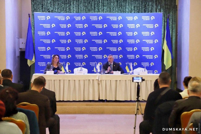 В Одесі під будівлею, де відбуваються збори ОПЗЖ, сталися сутички: під час бійки розпилили сльозогінний газ 10