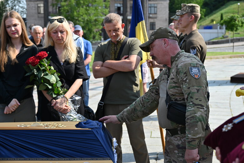 Із загиблим воїном, майданівцем Павлом Каленіченком попрощалися на Майдані Незалежності 34