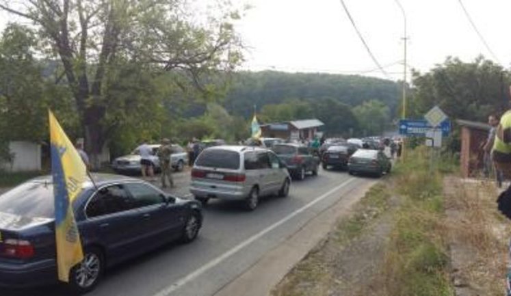 Owners of vehicles with foreign license plates blocked checkpoint in Zakarpattia demanding to prolong period of transit. PHOTO