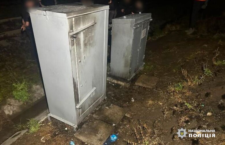 Затримали юнаків, які підпалювали релейні шафи на Одещині