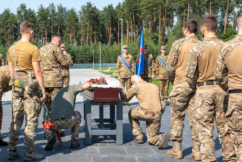 На Национальном военном мемориальном кладбище похоронили первого бойца