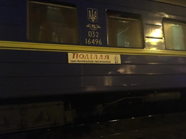 Поїзд збив на смерть двох людей біля ТРЦ у Києві 02