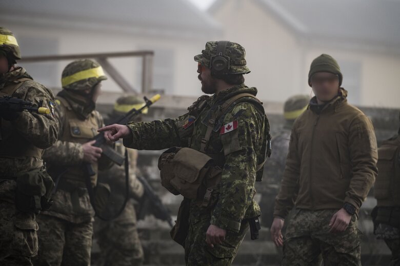 Canadian soldiers show how they train Ukrainians to fight in city 03