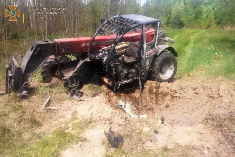 In Chernihiv region, tractor exploded on ammunition.Driver was injured 03