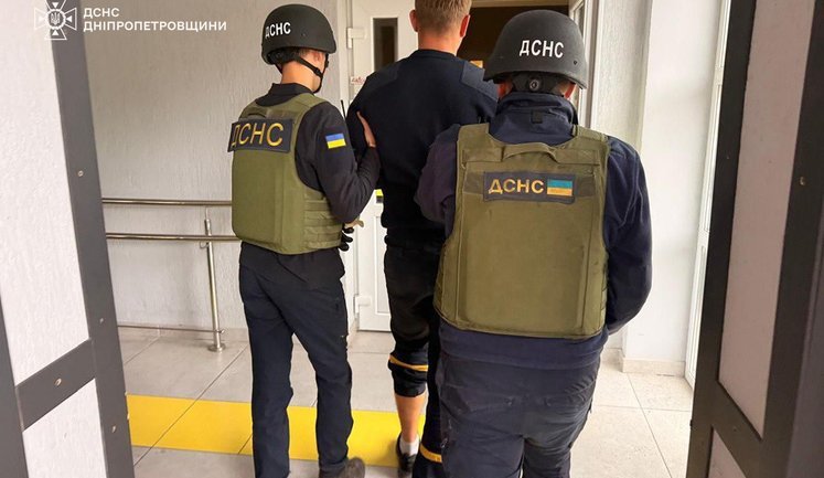 Росіяни обстріляли територію підрозділу ДСНС у Нікополі: поранено рятувальника. ФОТОрепортаж
