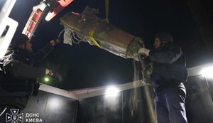 Сапери вилучили бойову частину російської балістичної ракети в Оболонському районі Києва. ФОТОрепортаж