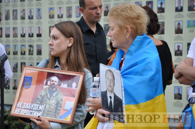 Антивандальний термінал памяті всіх загиблих у війні з РФ відкрили в Києві біля Стіни памяті 08