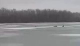 В Днепропетровске трое рыбаков провалились под лед: двое из них погибло. ВИДЕО