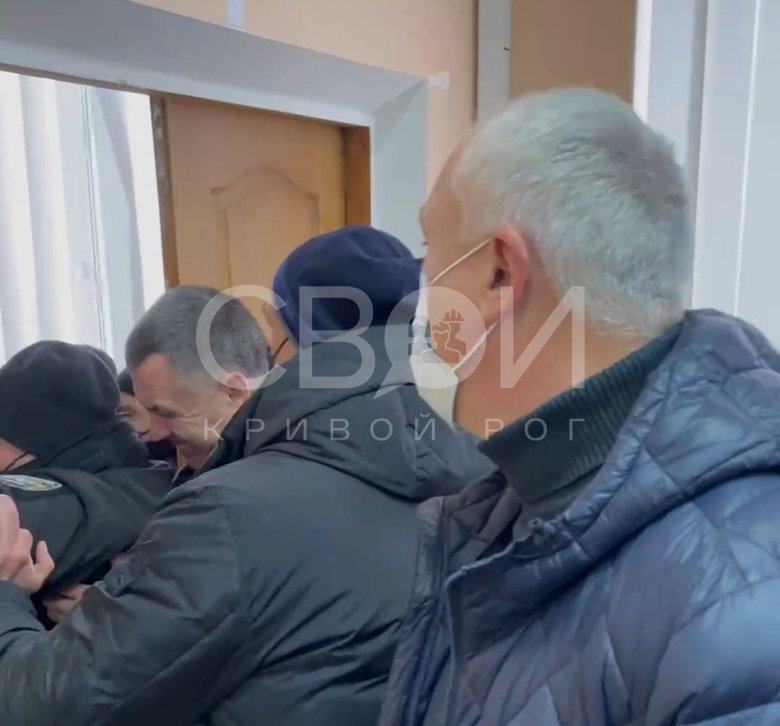 Слуги народу Фастовець та Векленко з групою тітушок намагались зірвати сесію Криворізької райради, - ЗМІ 04