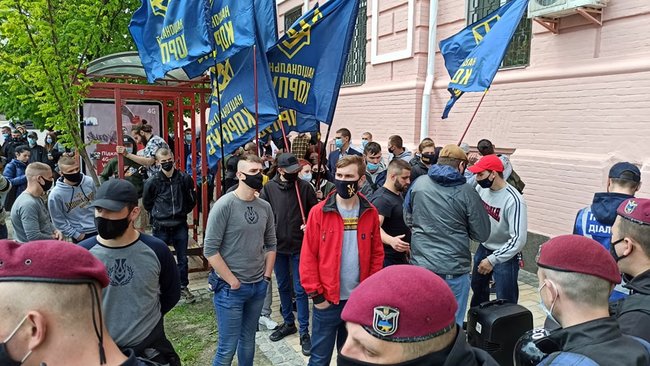 Поліція розділила тітушок і активістів, які пікетують суд щодо обрання запобіжного заходу Медведчуку 20