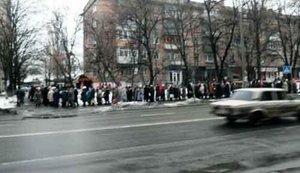 За продпакетами политика киевляне стали в километровую очередь. ФОТОрепортаж