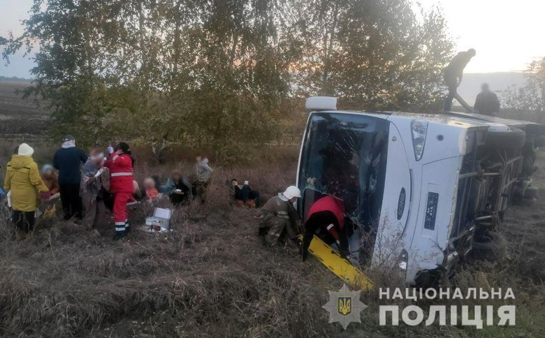 Съехал с дороги и перевернулся на бок: На Полтавщине в результате ДТП погиб водитель автобуса, 10 пассажиров травмированы 01