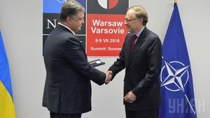 Порошенко наградил замгенсека НАТО Вершбоу орденом Князя Ярослава Мудрого. ФОТО