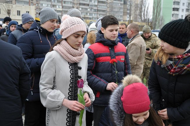 Учасники АТО та мешканці Києва поклали на Троєщині квіти до памятника Воїну-добровольцю 16