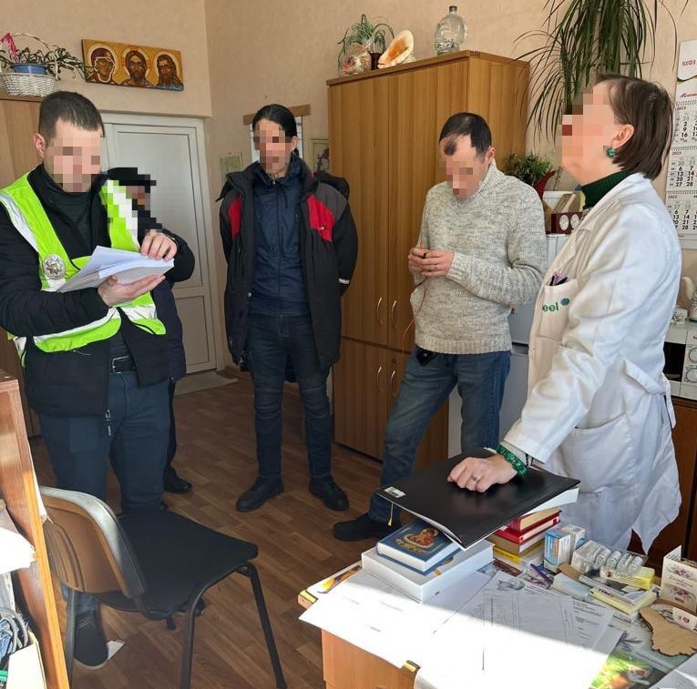 Врачи из 5 медучреждений и ВВК штамповали в Киеве мужчинам диагнозы для выезда за границу 01