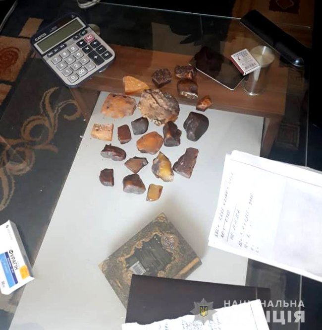 Підпільний цех з обробки бурштину викрили на Рівненщині, вилучено 100 кг каменю 05 Підпільний цех з обробки бурштину викрили на Рівненщині, вилучено 100 кг каменю 05