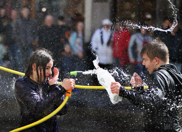 Wet Monday in Lviv: water battles on Ploshcha Rynok 10