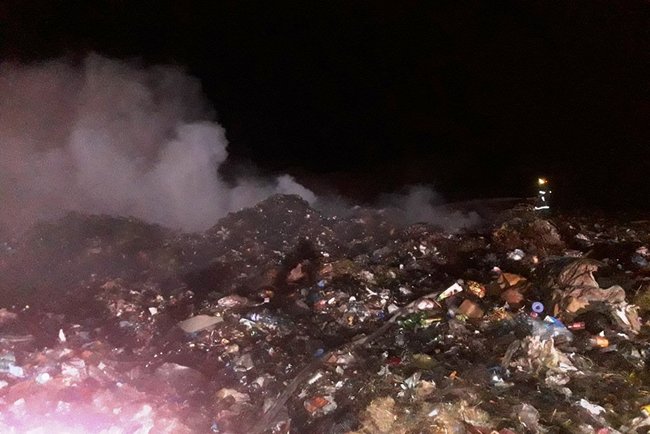 На Чернігівщині на звалищі в Прилуках горить сміття на площі 1 га, - ДСНС 03