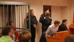 Шестерых активистов Гринпис арестовали на два месяца за акцию против "Газпрома". Следователи хотят посадить остальных. ВИДЕО