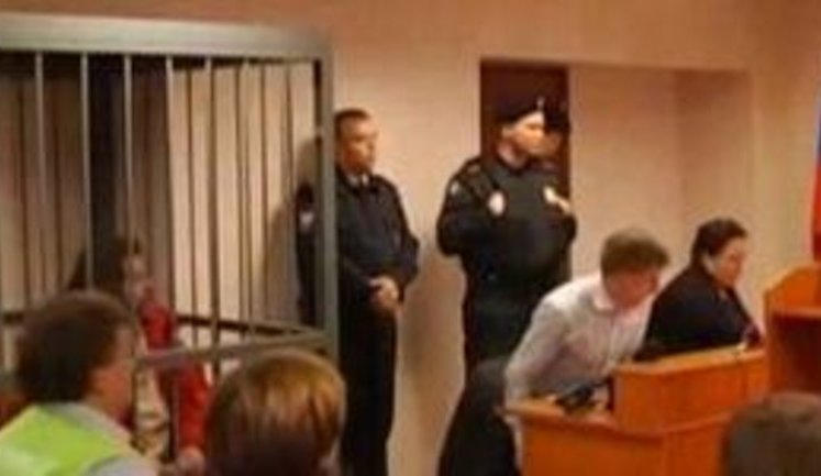 Шестерых активистов Гринпис арестовали на два месяца за акцию против "Газпрома". Следователи хотят посадить остальных. ВИДЕО