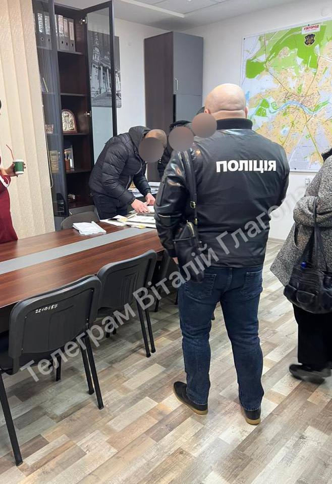 В Ужгородській міській раді правоохоронці проводять обшуки, - журналіст Глагола 03