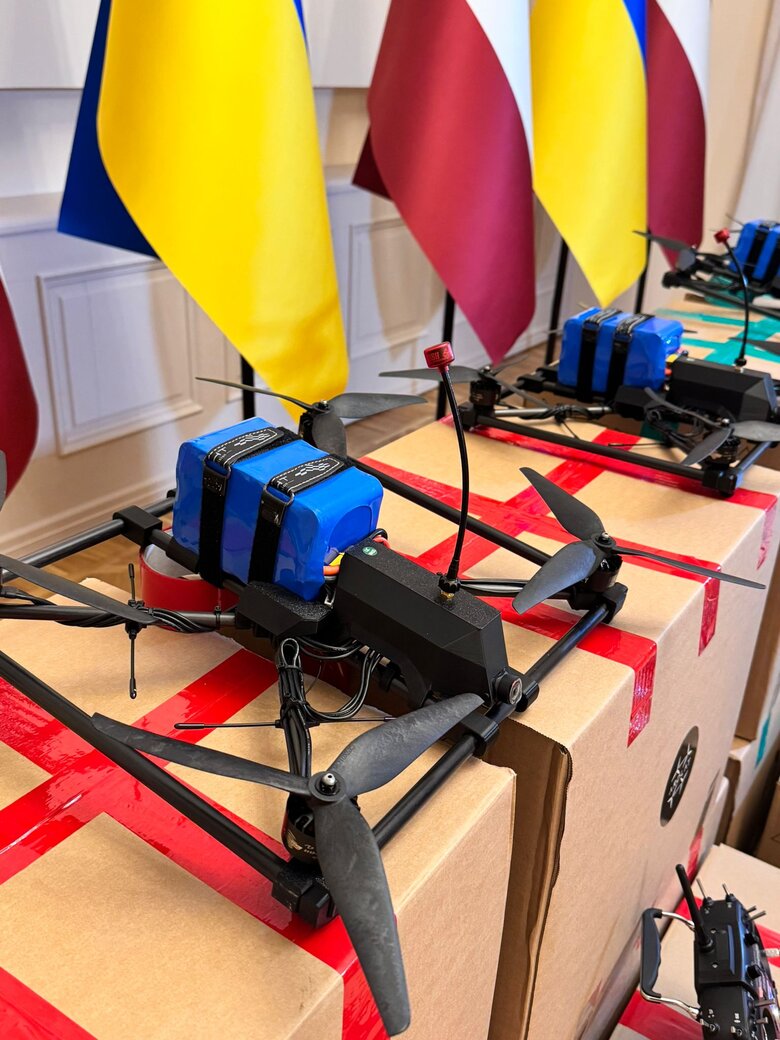 Україна отримала для ЗСУ сотню FPV-дронів від Латвії