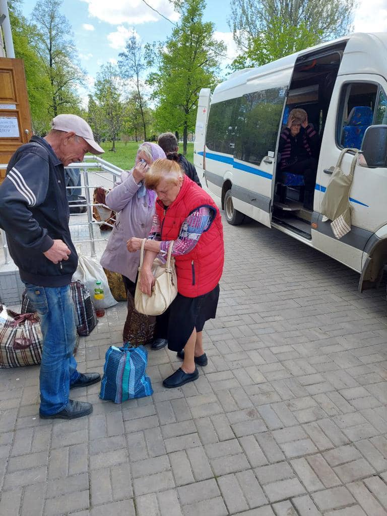 У Попасній тривають вуличні бої, але з-під обстрілів вдалось вивезти 58 людей, - Гайдай 01 У Попасній тривають вуличні бої, але з-під обстрілів вдалось вивезти 58 людей, - Гайдай 01