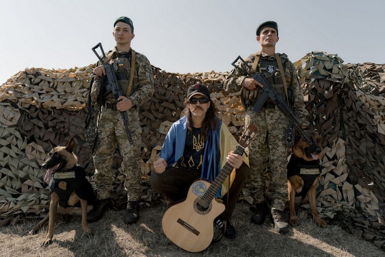 Відомий американський гурт Gogol Bordello виступив перед українськими прикордонниками 05