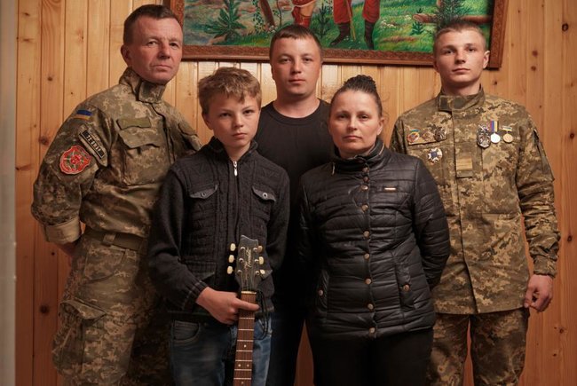 Василь Стефурак: Батько пішов на війну після того, як мій молодший брат Степан загинув у Пісках, а мене було поранено під час виходу із Дебальцевого 02 Василь Стефурак: Батько пішов на війну після того, як мій молодший брат Степан загинув у Пісках, а мене було поранено під час виходу із Дебальцевого 02