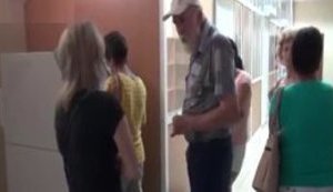 "Хто на референдум ходив, той перший прискакав до банкомата", - жителі Станиці Луганської скаржаться на черги через наплив пенсіонерів з окупованих територій. ВІДЕО