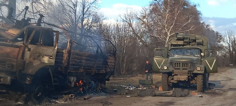 Воїни тероборони Бородянки на Київщині завдають тяжких втрат російським колонам постачання: спалено 3 вантажівки, захоплено - 4, - Бутусов 01 Воїни тероборони Бородянки на Київщині завдають тяжких втрат російським колонам постачання: спалено 3 вантажівки, захоплено - 4, - Бутусов 01