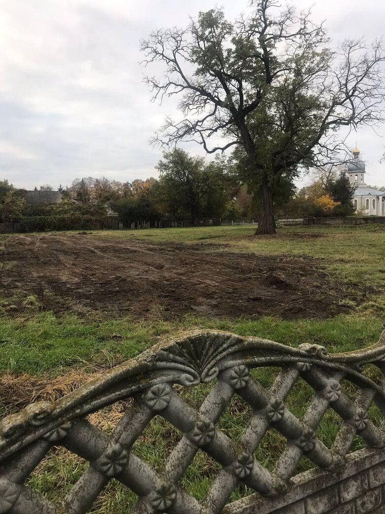 Російські військові знищили кам’яні хрести храму в Олешках 03