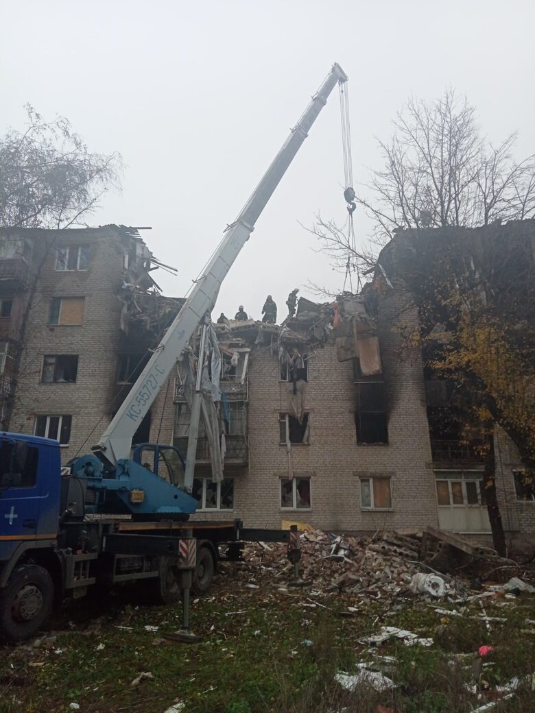 Body of dead woman was found under rubble of house destroyed in September in Sviatohirsk 02