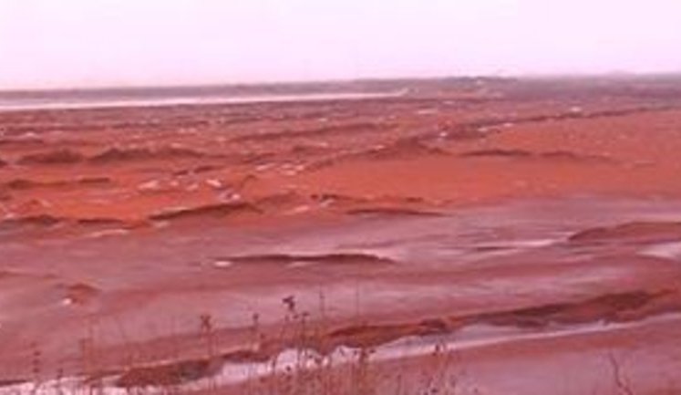 Экокатастрофа на Николаевщине: Земля стала красной из-за вредного шлама. ВИДЕО.