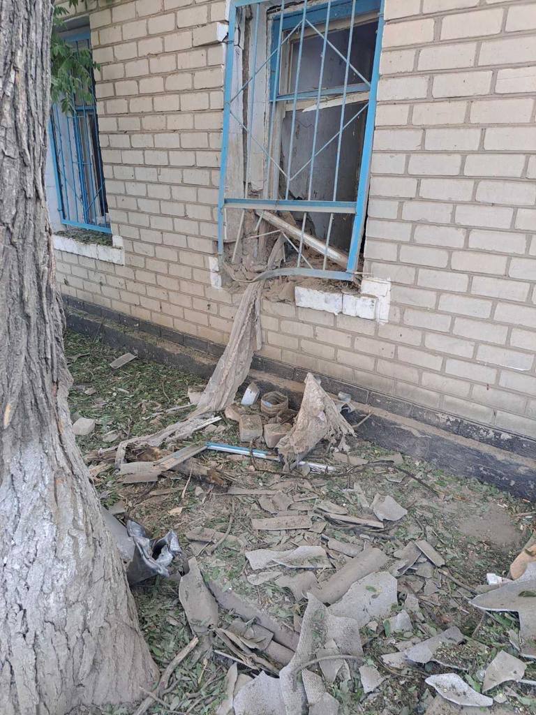 Внаслідок обстрілу зруйновано лікарню на Херсонщині, постраждалих немає 05