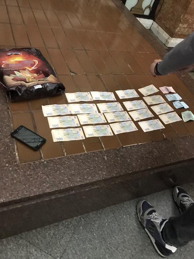 Сотрудник Киевской городской таможни задержан при получении 9,5 тыс. грн взятки, - СБУ 02