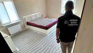 14 мільйонів готівкою за фіктивні інвалідності: правоохоронці затримали групу лікарів на Харківщині та показали спальню з доларами. ФОТОрепортаж