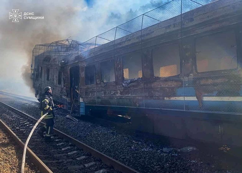 Російські БпЛА атакували дизель-поїзд: загорілися локомотив і вагон, є постраждалі
