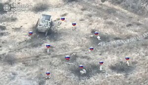 Полтора десятка оккупантов валяются вокруг подбитого БТР после попытки атаковать украинские позиции. ВИДЕО