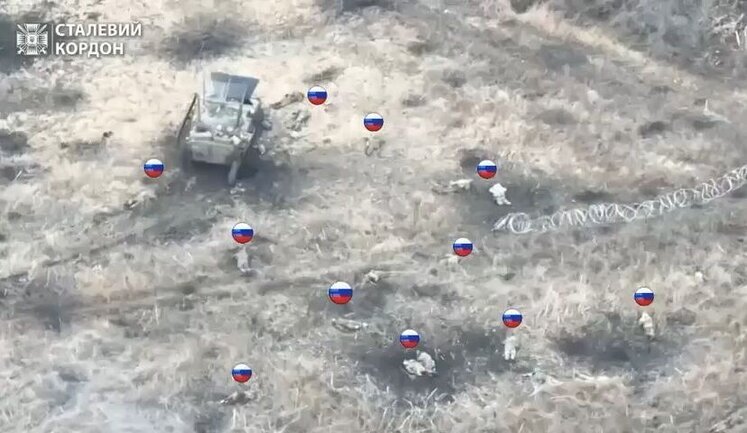 Полтора десятка оккупантов валяются вокруг подбитого БТР после попытки атаковать украинские позиции. ВИДЕО