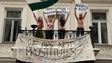 Обнаженные Femen провели "Диагностику кармы" на балконе индийского посла. ФОТОрепортаж