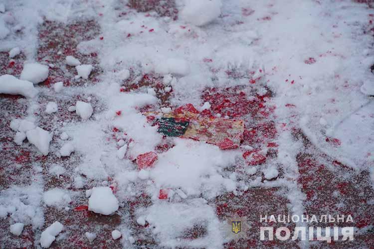 Памятник Бандере облили красной краской в Тернополе 02