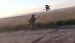 безпілотник атакує росіянина