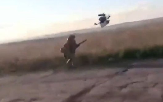 Окупант зафільмував пряме влучання FPV-дрона у свого поплічника на Донеччині: 